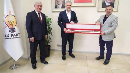 AK Parti İstanbul İl Başkanı Kabaktepe'ye kılıç hediye etti 