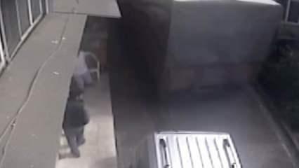 Beşiktaş'ta yokuş &ccedil;ıkarken geri kayan tır, gecekonduya daldı