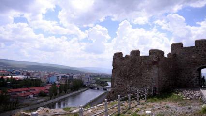 Serhat Şehri'nin tarihi kalesi ziyaretçileri cezbediyor
