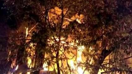 Mudurnu'da iki katlı ahşap ev alev alev yandı