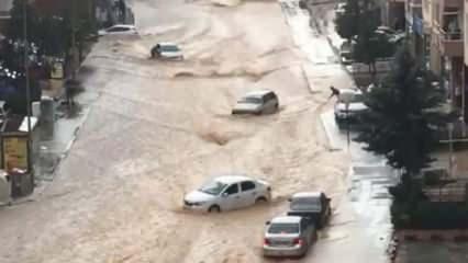 Ankara panik anları! Caddeleri sel bastı, araçlar böyle sürüklendi