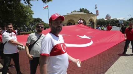 Cumhurbaşkanı Erdoğan'a Bakü'de sevgi seli: Türk bayrakları ile karşıladılar