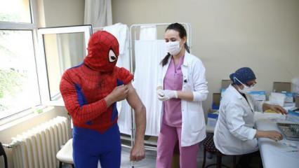 Eskişehirli 'Örümcek Adam' kostümüyle gittiği merkezde Kovid-19 aşısı oldu