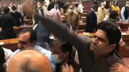 Pakistan meclisinde 'bütçe' gerginliği: Defterler havada uçuştu