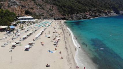 Antalya'da sıcaklık 35 derece! Halk plajlara akın etti