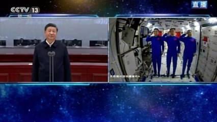 Uzay istasyonuna gönderilen 3 astronotu tebrik etti