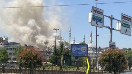 Eminönü'nde korkutan yangın! Dumanlar sardı