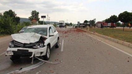Tokat'ta otomobil, çilek yüklü minibüse çarptı: 5 yaralı
