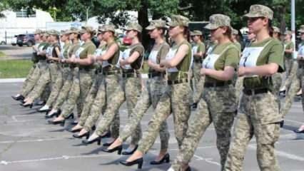 Ukraynalı kadın askerlerden topuk ayakkabılı prova