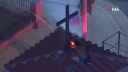 ABD'de bir şahıs, kilisenin çatısındaki haçları yakmaya çalıştı
