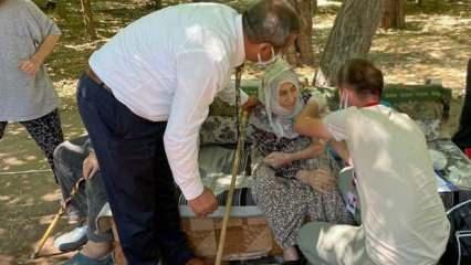 Elazığ'da 101 yaşındaki Nezaket nineye talebi üzerine ikinci doz Kovid-19 aşısı yapıldı