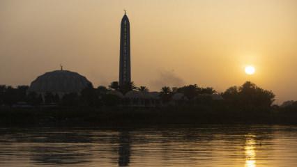 İki Nil'in birleştiği noktadaki Nileyn Camisi mimarisiyle dikkati çekiyor