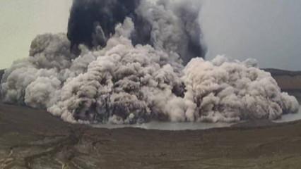 Taal Yanardağı'ndaki patlama anı kamerada