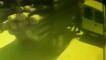 Yolda y&uuml;r&uuml;rken trakt&ouml;r &uuml;st&uuml;nden ge&ccedil;ti! Dehşet anları kamerada