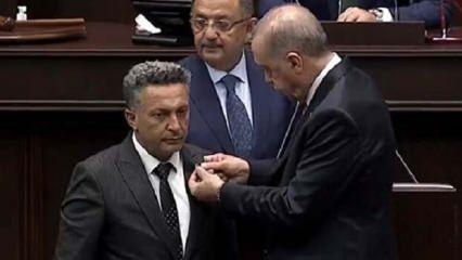 İki belediye başkanı daha AK Parti'ye katıldı! Cumhurbaşkanı Erdoğan rozetleri taktı