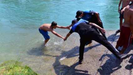 Adana polisinden alkışlanacak hareket! Tehlikeden alıp havuza götürdüler