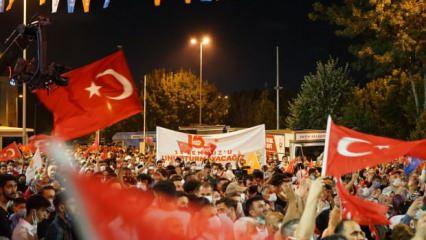 AK Parti İstanbul İl Başkanlığı önünde 15 Temmuz şehitleri anıldı
