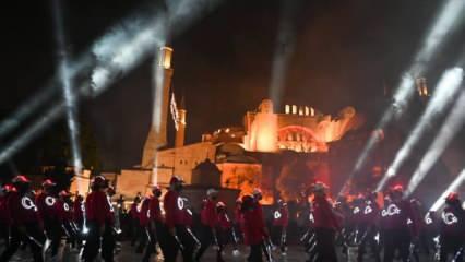 Ayasofya-i Kebir Cami-i Şerifi ve Galata Kulesi'ne 15 Temmuz ışıklandırması