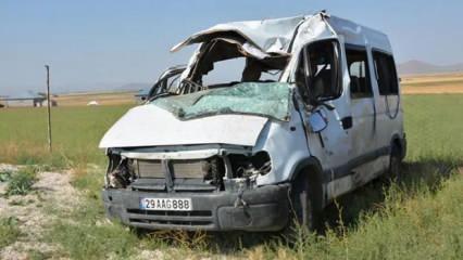 Feci kaza! Minibüs devrildi: 3 ölü, 14 yaralı