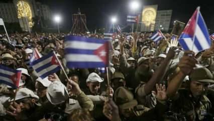 Küba'da yüzlerce kişi özgürlük için sokaklarda
