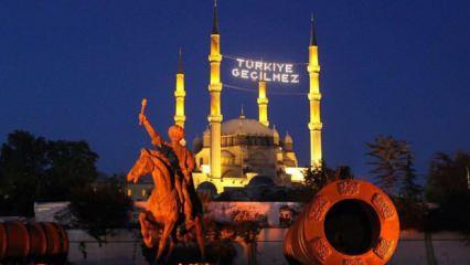 Selimiye Camisi'ne 'Türkiye Geçilmez' yazılı mahya asıldı