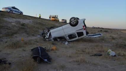 Aksaray’da feci kaza: Ticari araç otomobile arkadan çarptı!