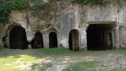 Asırlık kaya manastırı turistleri bekliyor