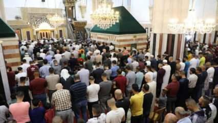 Binlerce Filistinli bayram namazını Harem-i İbrahim Camisi'nde kıldı