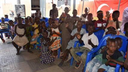 Cansuyu Derneği Mali'de yetimlerin yüzünü güldürdü