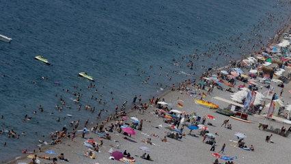 'Turizmin başkenti' Antalya'da sahiller doldu taştı