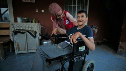 Engelli Erdem bayramda tekerlekli sandalye hayaline kavuştu