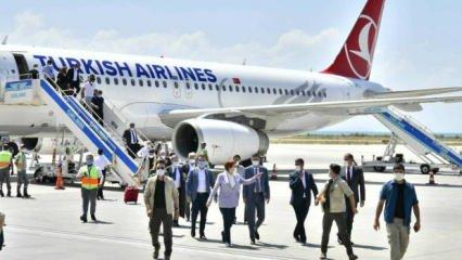 Özel jet kullanan Akşener, tepkilerin ardından tarifeli uçakta poz verdi