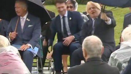 Boris Johnson'ın şemsiyeyle gülümseten mücadelesi