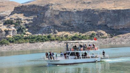 Göl sahasında kalan Hasankeyf'te tekne turu keyfi