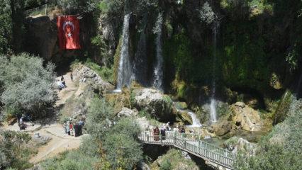 Gurbet&ccedil;iler Sızır Şelalesi'ne akın ediyor