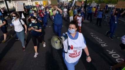 İngiltere'de sağlık çalışanları koruyucu ekipman eksikliğini protesto etti