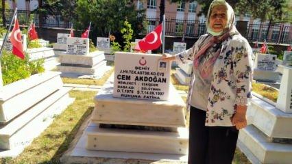 Eskişehir'de bir anne şehit oğlunun mezarına 24 yıldır toz kondurmuyor