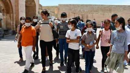 Ağrı&rsquo;da k&ouml;y &ccedil;ocuklarının pizza sevinci