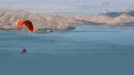 Göl manzarası eşliğinde Hazarbaba Dağı'nda yamaç paraşütü keyfi