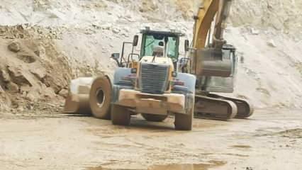 Hakkari kara yolu heyelan nedeniyle kapandı