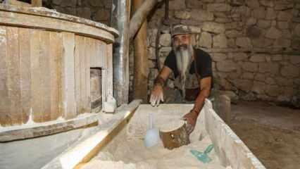 Tuncelili iş insanı baba yadigarı asırlık su değirmeninde doğal yöntemlerle un üretiyor