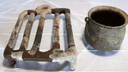 Assos'ta, 1650 yıl önce yemek pişirilen toprak ızgara ve kaplar bulundu