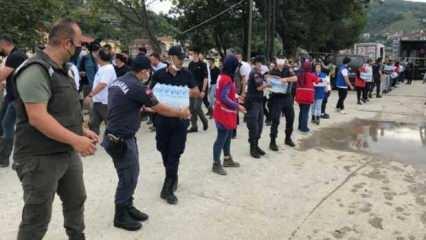 Ayancık'ta selden etkilenen vatandaşlara içme suyu dağıtıldı
