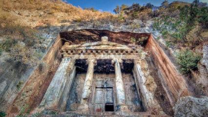 Binlerce yıllık tarih saklayan Amintas Kaya Mezarları