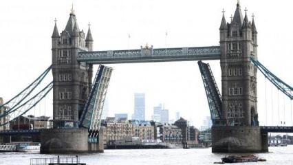 Londra’daki Tower Bridge açık kaldı, trafik birbirine girdi
