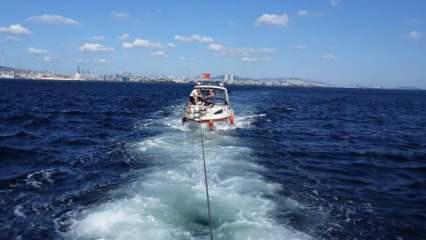 Sarayburnu'nda s&uuml;r&uuml;klenen tekne kurtarıldı