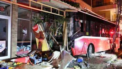 Ticari araçla çarpışan halk otobüsü markete girdi:  8 yaralı