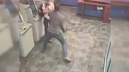 ATM’de işlem yaparken baltalı saldırıya uğradı