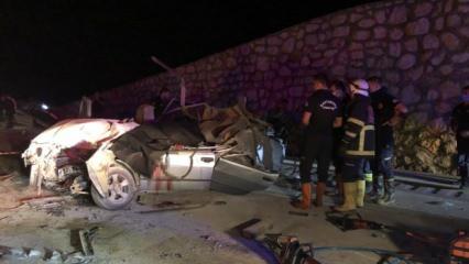 Kaza yapan araçlara yardım için duran tıra otomobil çarptı: 2 ölü, 3 yaralı