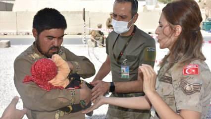 Türk askeri Kabil'deki Hadiya bebeğe şefkat elini uzattı